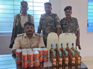 पाकुड़ मे जानकारी देते उत्पाद विभाग